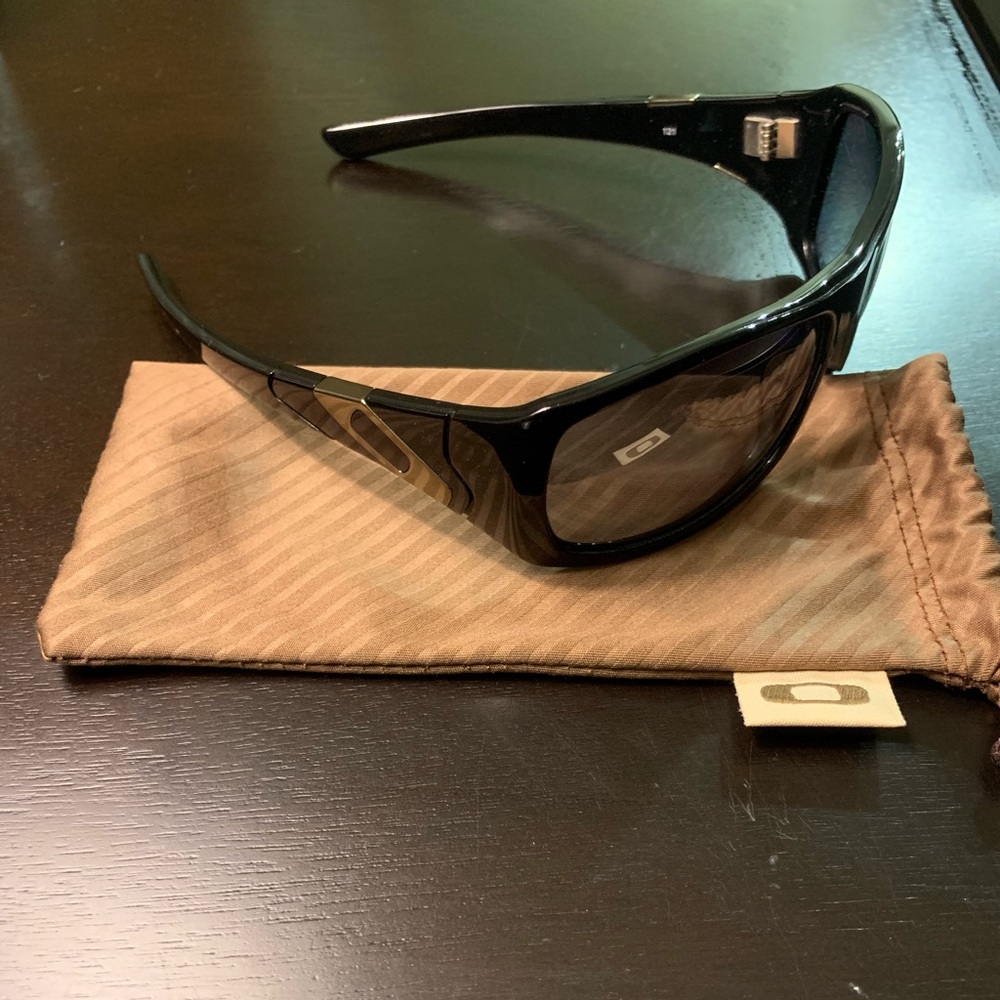 Oakley Sideways